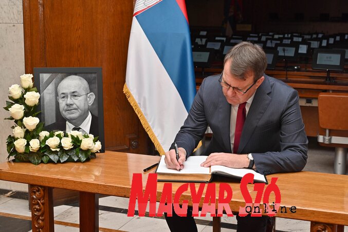 Igor Mirović tartományi kormányfőt követően számos kormánytag, parlamenti képviselő és tisztviselő jegyezte be sorait a gyászkönyvbe (Ótos András felvétele) Igor Mirović tartományi kormányfőt követően számos kormánytag, parlamenti képviselő és tisztviselő jegyezte be sorait a gyászkönyvbe (Ótos András felvétele)