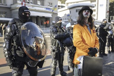 Bohócruhába öltözött tiltakozó (Fotó: Keystone via AP/Beta)