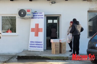 Csomagosztás a Vöröskereszt új központjában / Lakatos János felvétele