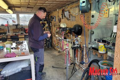 Tyulu egy régi kerékpárt javít, amit egy rászoruló fog kapni / Lakatos János felvétele