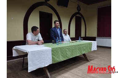 Fehér Kálmán, dr. Molnár Viktor és Juhász Attila a mezőgazdasági lakossági fórumon Óbecsén (Kancsár Izabella felvétele)