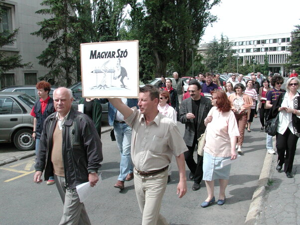 A Magyar Szó dolgozóinak elégedetlensége nem szűnt meg a bombázások után sem, később már az utcára is vonultak tiltakozásuk jeléül