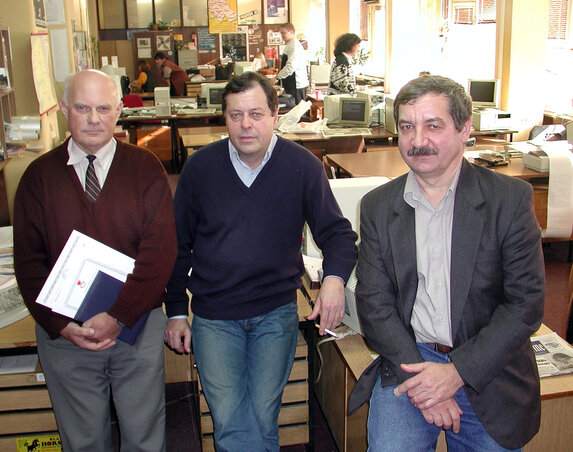 Gyarmati József és Sebestyén Imre szerkesztők társaságában, 2001-ben