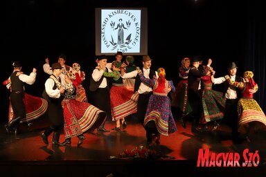 A művelődési egyesület Rizgetős tánccsoportjának fellépése (Fotó: Lakatos János)
