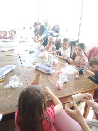 Készülnek a gyapjas marionettek a szombati kézműves foglalkozáson (A Petőfi Sándor MMK felvétele)