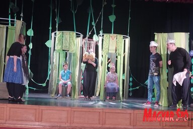 A Magyar Népmese Színház előadásán, egyre több gyerek ment fel a színpadra / Lukács Melinda felvétele
