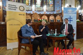 Szili Katalin miniszterelnöki főtanácsadó a KÉSZ-fórumsorozatán az Együttműködő nemzet - A határon túli magyarság helyzete és jövője című beszélgetésen Szabadkán a városháza dísztermében.