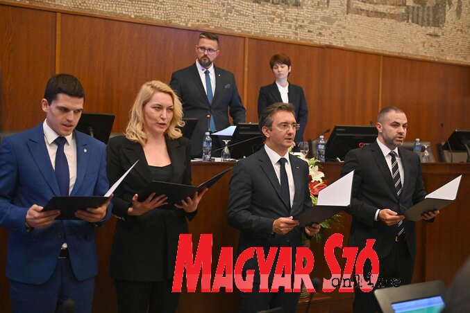 Nemanja Zavišić, Aleksandra Maletić, Damir Zobenica és Boris Novaković a képviselőház alelnökei (Ótos András felvétele) Nemanja Zavišić, Aleksandra Maletić, Damir Zobenica és Boris Novaković a képviselőház alelnökei (Ótos András felvétele)
