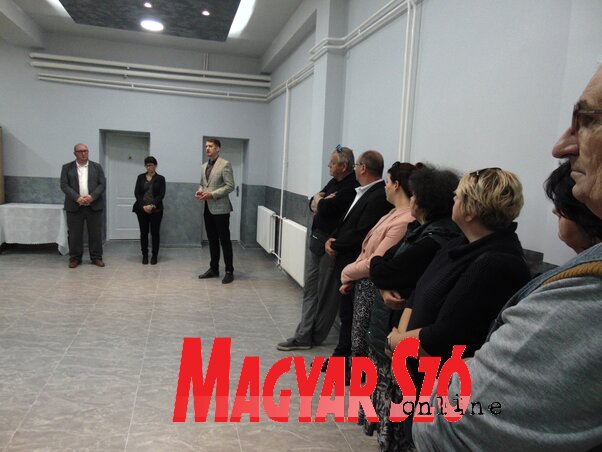 Novocrnjani su delegaciju primili u holu renoviranog kulturnog centra (Fotografija Hajnalke Vidač) Novocrnjani su delegaciju primili u holu renoviranog kulturnog centra (Fotografija Hajnalke Vidač)