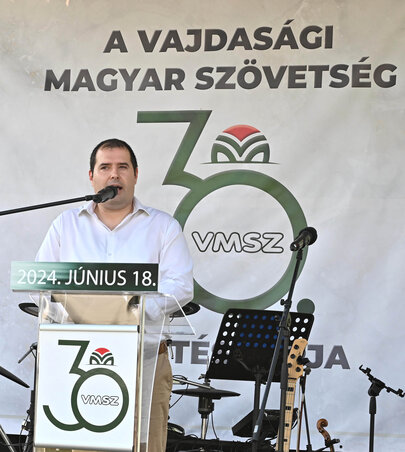 Fejsztámer Róbert vendéglátóként üdvözölte a tömeget (Ótos András felvétele) Fejsztámer Róbert vendéglátóként üdvözölte a tömeget (Ótos András felvétele)