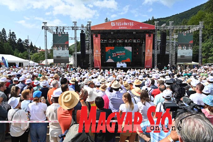 Hatalmas tömeg hallgatta Orbán Viktor tusványosi beszédét (Ótos András felvétele) Hatalmas tömeg hallgatta Orbán Viktor tusványosi beszédét (Ótos András felvétele)