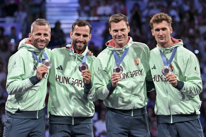 Nagyszerű, hogy Gémesi Csanád, Szilágyi Áron, Szatmári András és Rabb Krisztián az ezüstéremnek is örülni tudott (Fotó: MTI) Nagyszerű, hogy Gémesi Csanád, Szilágyi Áron, Szatmári András és Rabb Krisztián az ezüstéremnek is örülni tudott (Fotó: MTI)