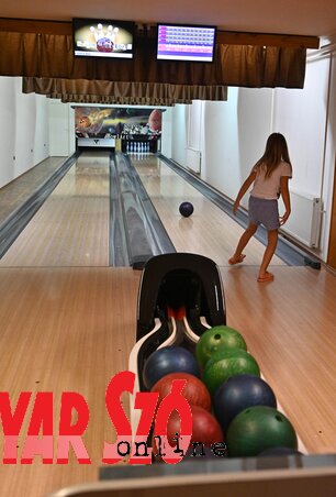 A fürdőzés után nagyszerű program lehet egy családi bowlingozás (Fotó: Ótos András felvétele) A fürdőzés után nagyszerű program lehet egy családi bowlingozás (Fotó: Ótos András felvétele)