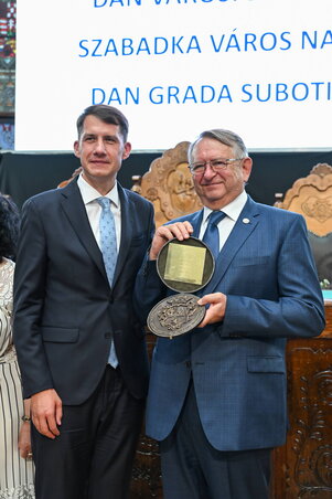 Dr. Pásztor Bálint is gratulált Kern Imrének a díszpolgári címhez (Molnár Edvárd felvétele) Dr. Pásztor Bálint is gratulált Kern Imrének a díszpolgári címhez (Molnár Edvárd felvétele)