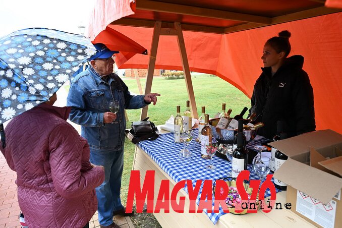 A Klinocki borászat standjánál megkóstolhattuk a kínálatot (Molnár Edvárd felvétele) A Klinocki borászat standjánál megkóstolhattuk a kínálatot (Molnár Edvárd felvétele)