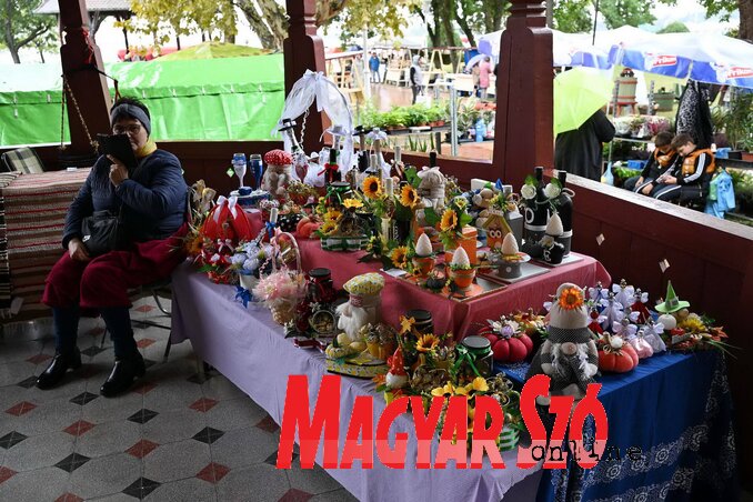 Őszi hangulat a kézművesstandokon (Molnár Edvárd felvétele) Őszi hangulat a kézművesstandokon (Molnár Edvárd felvétele)