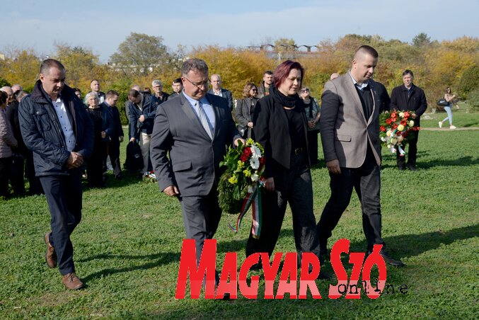 A megemlékezést követően a turulszobor előtt a kegyelet virágait elhelyezte a VMSZ újvidéki városi szervezetének nevében Madarász Áron, Kiss Gyula, Vicsek Annamária és Bájity Borisz... (Fotó: Dávid Csilla felvétele) A megemlékezést követően a turulszobor előtt a kegyelet virágait elhelyezte a VMSZ újvidéki városi szervezetének nevében Madarász Áron, Kiss Gyula, Vicsek Annamária és Bájity Borisz... (Fotó: Dávid Csilla felvétele)