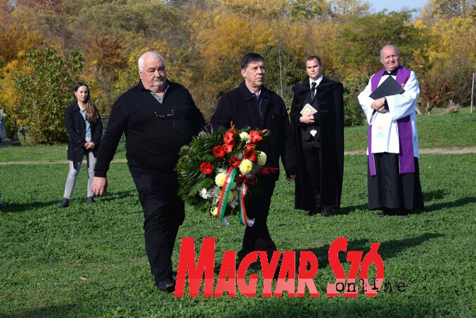 ...valamint a Vajdasági Magyar Demokrata Párt jelen levő képviselői is (Fotó: Dávid Csilla felvétele) ...valamint a Vajdasági Magyar Demokrata Párt jelen levő képviselői is (Fotó: Dávid Csilla felvétele)