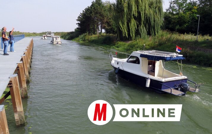 Az első hajó átkelése 2023-ban (Kecskés István felvétele) Az első hajó átkelése 2023-ban (Kecskés István felvétele)