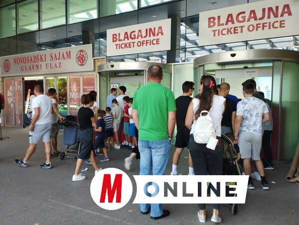 A 600 dináros belépőjegy minden bizonnyal nem tűnt túl drágának, a vásár pénztára előtt folyamatos volt a sorban állás (Fotó: Zabos Kasziba Angéla) A 600 dináros belépőjegy minden bizonnyal nem tűnt túl drágának, a vásár pénztára előtt folyamatos volt a sorban állás (Fotó: Zabos Kasziba Angéla)