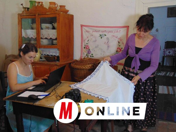 Az almárium tetején talált komakendő (Vidács Hajnalka felvétele) Az almárium tetején talált komakendő (Vidács Hajnalka felvétele)