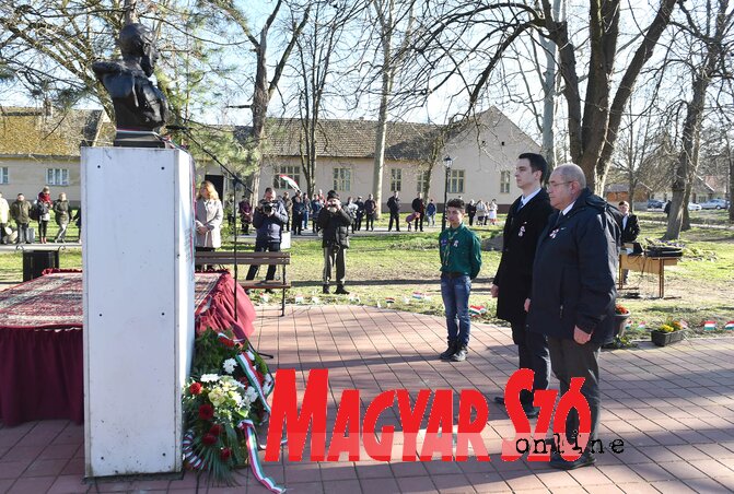 Pásztor István és Kiss Nándor a bácskossuthfalvi Kossuth-szobor előtt Pásztor István és Kiss Nándor a bácskossuthfalvi Kossuth-szobor előtt