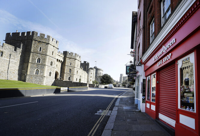A Windsor Kastély és környéke is teljesen elnéptelenedett. A brit kormány szigorítása értelmében csak azok járhatnak ki, akiknek feltétlenül muszáj (Fotó: AP via Beta) A Windsor Kastély és környéke is teljesen elnéptelenedett. A brit kormány szigorítása értelmében csak azok járhatnak ki, akiknek feltétlenül muszáj (Fotó: AP via Beta)