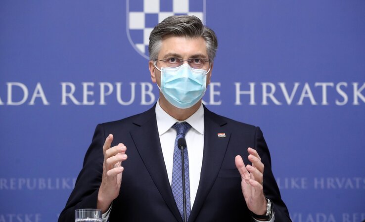 Andrej Plenković horvát kormányfő is az aktuális „divatnak” hódolva tart sajtótájékoztatót a tervezett gazdasági intézkedésekről (Fotó: HINA/Beta) Andrej Plenković horvát kormányfő is az aktuális „divatnak” hódolva tart sajtótájékoztatót a tervezett gazdasági intézkedésekről (Fotó: HINA/Beta)