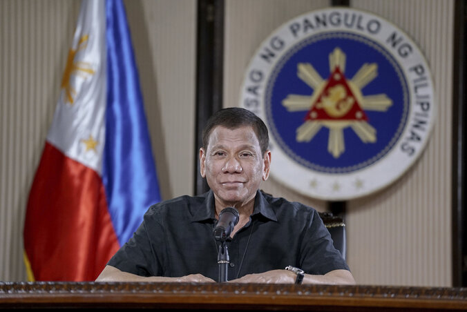 Rodrigo Duterte Fülöp-szigeteki elnök a néphez intézett tévés beszédében agyonlövéssel fenyegette meg a megszorító intézkedések megszegőit (Fotó: AP via Beta) Rodrigo Duterte Fülöp-szigeteki elnök a néphez intézett tévés beszédében agyonlövéssel fenyegette meg a megszorító intézkedések megszegőit (Fotó: AP via Beta)