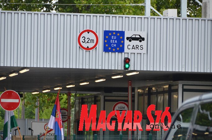 Az ingázók számára péntek 19 órától fennakadásmentesen átjárható a három újranyitott határállomás (Ótos András felvétele) Az ingázók számára péntek 19 órától fennakadásmentesen átjárható a három újranyitott határállomás (Ótos András felvétele)