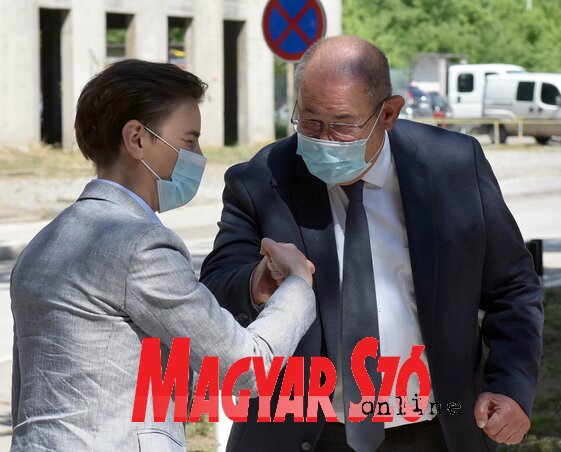 Pásztor és Brnabić „ökölkezelésel” üdvözli egymást (Fotó: Ótos András) Pásztor és Brnabić „ökölkezelésel” üdvözli egymást (Fotó: Ótos András)