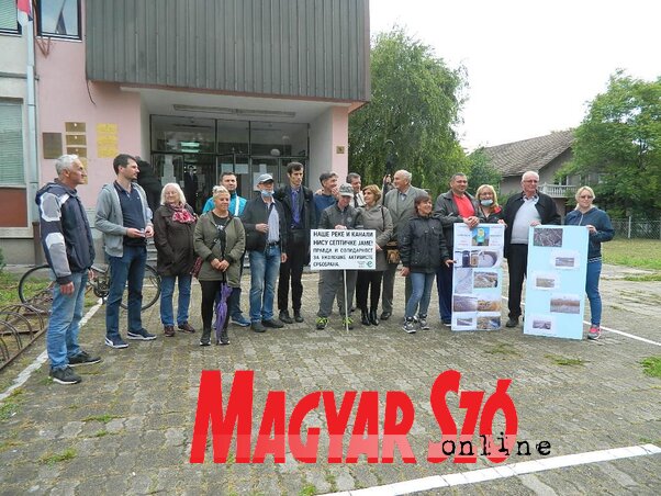 Több község környezetvédői tiltakoztak a szenttamási Ökológiai Mozgalom ellen indított per miatt (Paraczky László felvétele) Több község környezetvédői tiltakoztak a szenttamási Ökológiai Mozgalom ellen indított per miatt (Paraczky László felvétele)