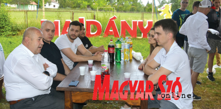 Pásztor István Majdányon, a szülőfalujában találkozott a VMSZ Ifjúsági Fóruma és a Fidelitas tagjaival (Fotó: Gergely József) Pásztor István Majdányon, a szülőfalujában találkozott a VMSZ Ifjúsági Fóruma és a Fidelitas tagjaival (Fotó: Gergely József)