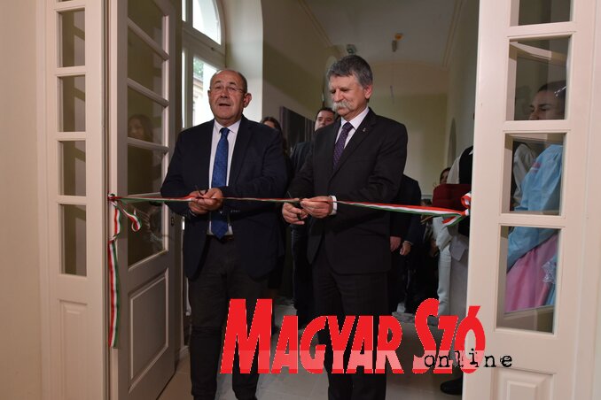 A nagybecskereki Miasszonyunk Iskolanővérek Kollégiumának felújított és tegnap átadott épülete a közép-bánáti magyarság közösségi életének a központja lesz (Fotó: Ótos András) A nagybecskereki Miasszonyunk Iskolanővérek Kollégiumának felújított és tegnap átadott épülete a közép-bánáti magyarság közösségi életének a központja lesz (Fotó: Ótos András)