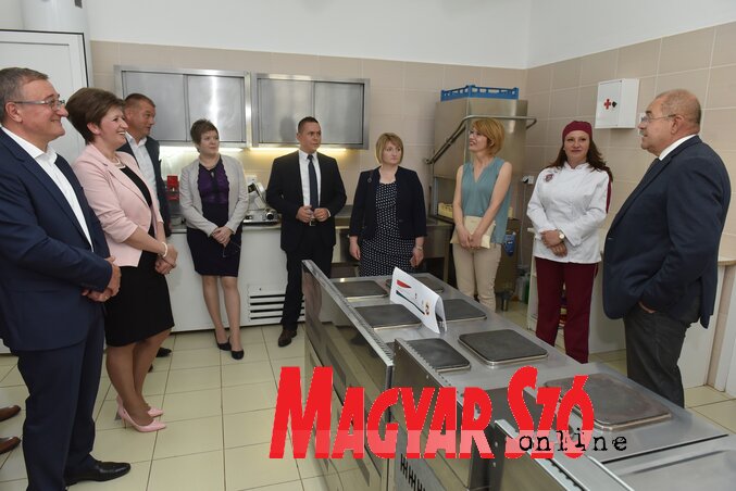 A Dositej Obradović Gimnázium és Szakiskola korszerű tankonyhájában A Dositej Obradović Gimnázium és Szakiskola korszerű tankonyhájában
