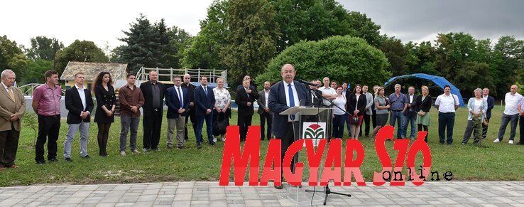 Pásztor István a VMSZ topolyai tagságának egy csoportjával (Ótos András felvétele) Pásztor István a VMSZ topolyai tagságának egy csoportjával (Ótos András felvétele)