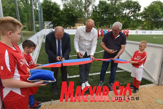 Pacséron kispályás műfüves labdarúgópályát adtak át (Ótos András felvétele) Pacséron kispályás műfüves labdarúgópályát adtak át (Ótos András felvétele)