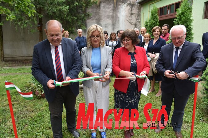 A zombori Szórványóvoda új termét Pásztor István, Aleksandra Perović, Pelt Ilona és Hajnal Jenő adta át (Ótos András felvétele) A zombori Szórványóvoda új termét Pásztor István, Aleksandra Perović, Pelt Ilona és Hajnal Jenő adta át (Ótos András felvétele)