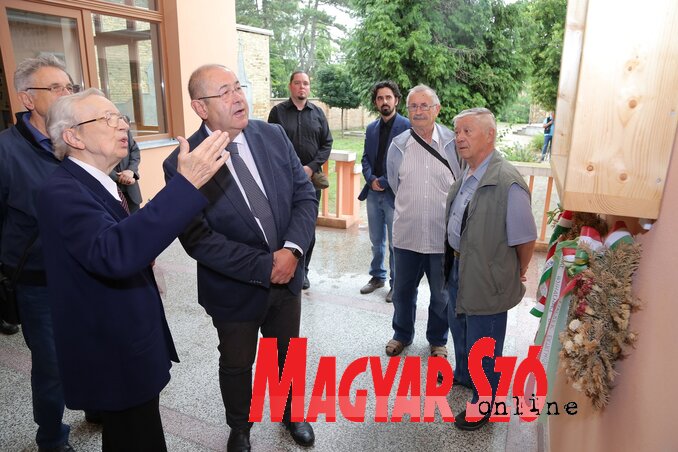 Pásztor István megtekintette a Than Károly Emlékház kiállításait (Ótos András felvétele) Pásztor István megtekintette a Than Károly Emlékház kiállításait (Ótos András felvétele)