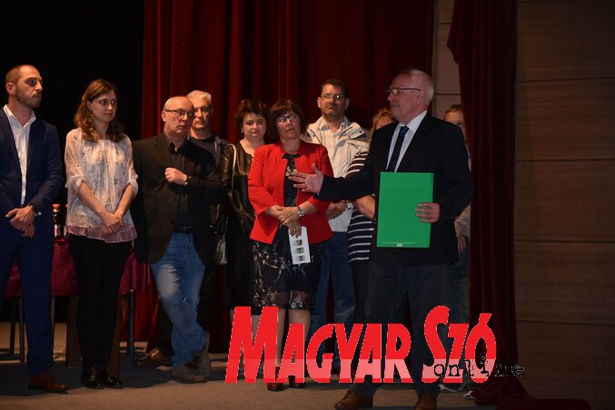 A színház megvásárlását lehetővé tevő dokumentumot mgr. Hajnal Jenő adta át (Ótos András felvétele) A színház megvásárlását lehetővé tevő dokumentumot mgr. Hajnal Jenő adta át (Ótos András felvétele)