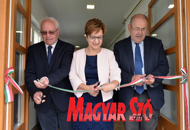 Hajnal Jenő, Pirityiné Szabó Judit és Pásztor István Bácsfeketehegyen a Bányai-emlékház avatóján (Ótos András felvétele) Hajnal Jenő, Pirityiné Szabó Judit és Pásztor István Bácsfeketehegyen a Bányai-emlékház avatóján (Ótos András felvétele)