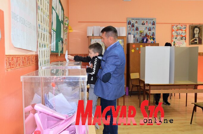 Fremond Árpád a családja kíséretében voksolt (Kazinczy Paszterkó Diana felvétele) Fremond Árpád a családja kíséretében voksolt (Kazinczy Paszterkó Diana felvétele)
