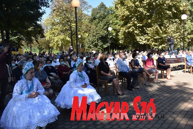 Vendégek és hívek (L. Móger Tímea felvétele) Vendégek és hívek (L. Móger Tímea felvétele)