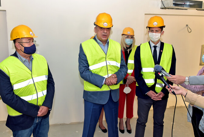 Pásztor István, Stevan Bakić és dr. Pásztor Bálint az épülő olvasóteremben (Gergely Árpád felvétele) Pásztor István, Stevan Bakić és dr. Pásztor Bálint az épülő olvasóteremben (Gergely Árpád felvétele)