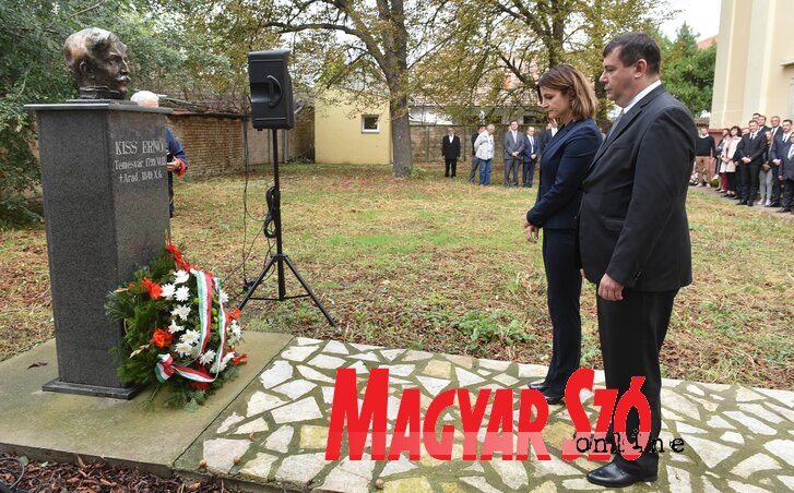 Magyarország nevében Pintér Attila és Csallóközy Eszter koszorúzott (Fotó: Ótos András) Magyarország nevében Pintér Attila és Csallóközy Eszter koszorúzott (Fotó: Ótos András)