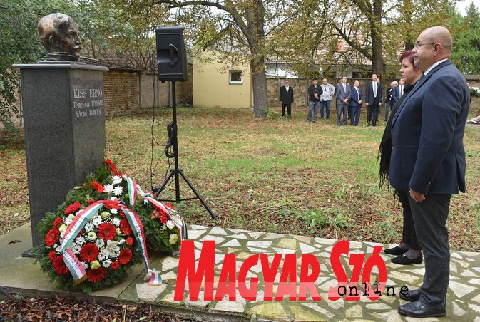 A VMSZ nevében Pásztor István és Vicsek Annamária helyezte el a kegyelet virágait (Fotó: Ótos András) A VMSZ nevében Pásztor István és Vicsek Annamária helyezte el a kegyelet virágait (Fotó: Ótos András)
