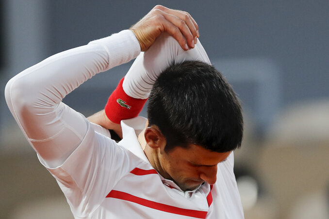 Đoković a Carreno elleni meccs elején fájlalta a bal karját, de aztán „bemelegedett”. Ellenfele a meccs után sérelmezte, hogy orvosi ápolást kért… (Fotó: Beta/AP) Đoković a Carreno elleni meccs elején fájlalta a bal karját, de aztán „bemelegedett”. Ellenfele a meccs után sérelmezte, hogy orvosi ápolást kért… (Fotó: Beta/AP)