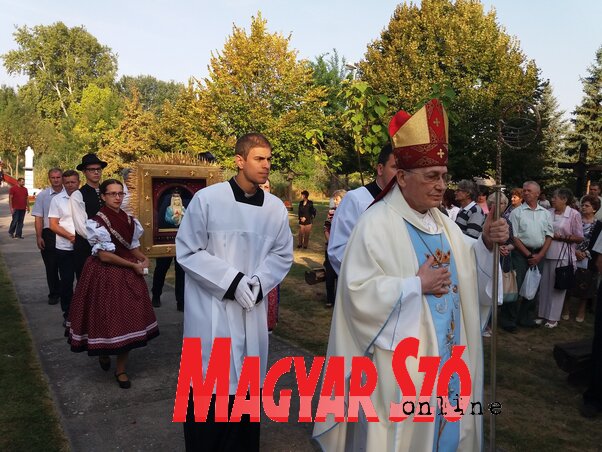 Mons. dr. Pénzes János megyéspüspök minden évben részt vesz a szentkúti búcsún (Paszterkó Erika felvétele) Mons. dr. Pénzes János megyéspüspök minden évben részt vesz a szentkúti búcsún (Paszterkó Erika felvétele)