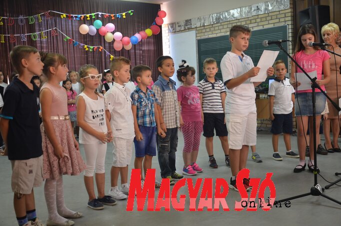 Ünnepi fogadalmat tesznek az elsősök (Fotó: Dávid Csilla) Ünnepi fogadalmat tesznek az elsősök (Fotó: Dávid Csilla)