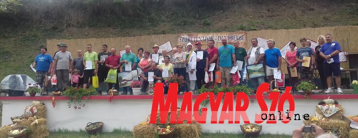 A győztes csapatok képviselői és a szervezők (kép: Kazinczy Paszterkó Diana) A győztes csapatok képviselői és a szervezők (kép: Kazinczy Paszterkó Diana)
